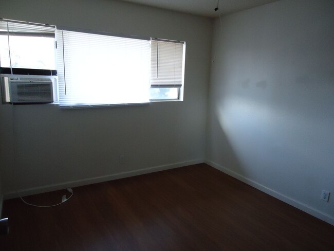 Building Photo - Newtown Meadows Clean 2 Bedroom, 2 Bath, w...