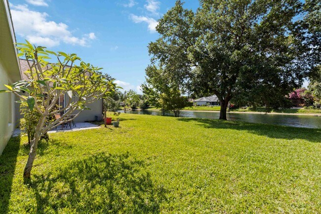 Building Photo - 1007 Jacaranda Cir