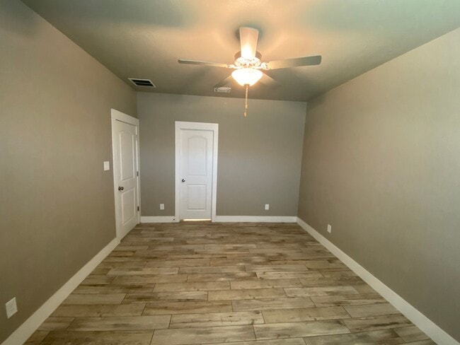 Building Photo - Located 1 Mile from IH 35/ No Carpet / Tons of Upgrades /  Turf Grass in Front Yard / Fenced in B...