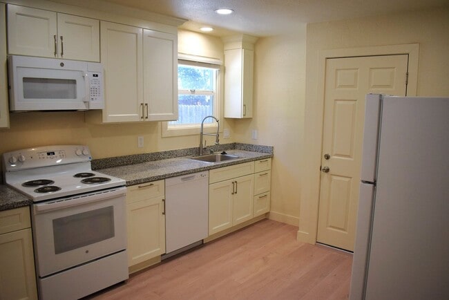 Building Photo - Lovely house located close to downtown and the police department with easy access to I-80!