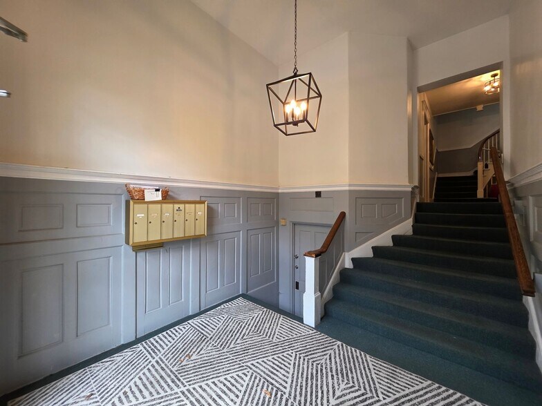 Building Photo - 600 W Olney Rd