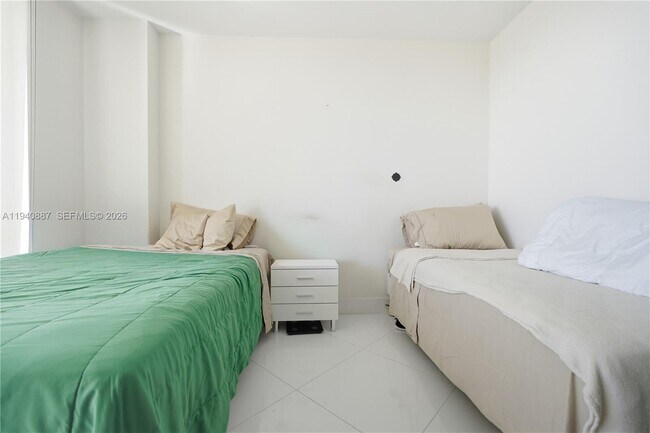 Building Photo - 1000 W Island Blvd