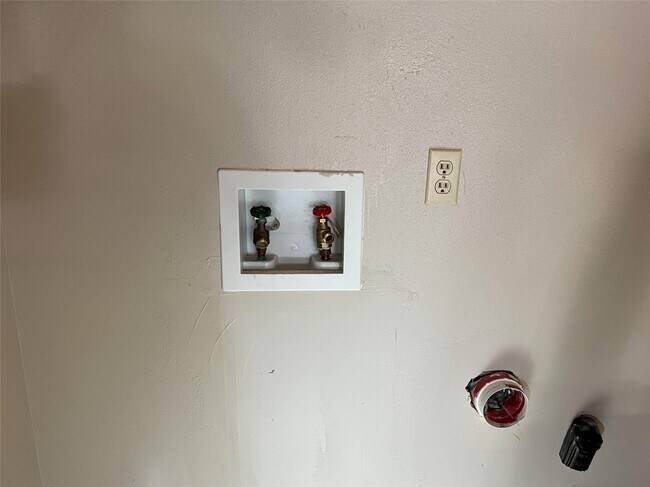 Building Photo - 401 Oakhill Dr