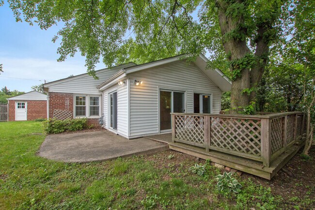 Building Photo - 9702 Bellevue Dr