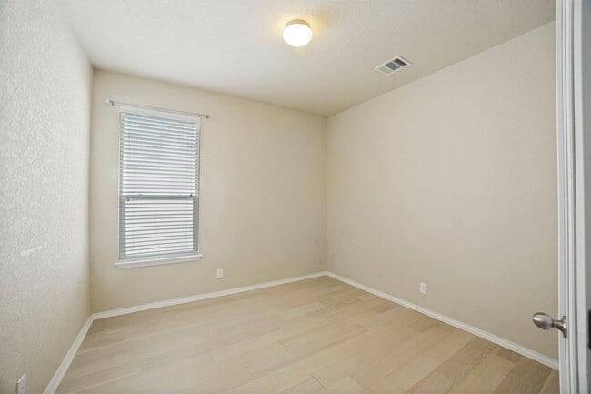 Building Photo - Beautiful 3 Bedroom in Republic Oaks Community