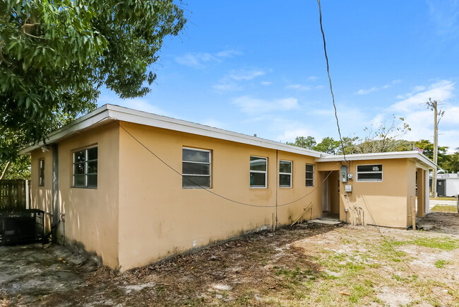 Building Photo - 811 SW 28th Terrace