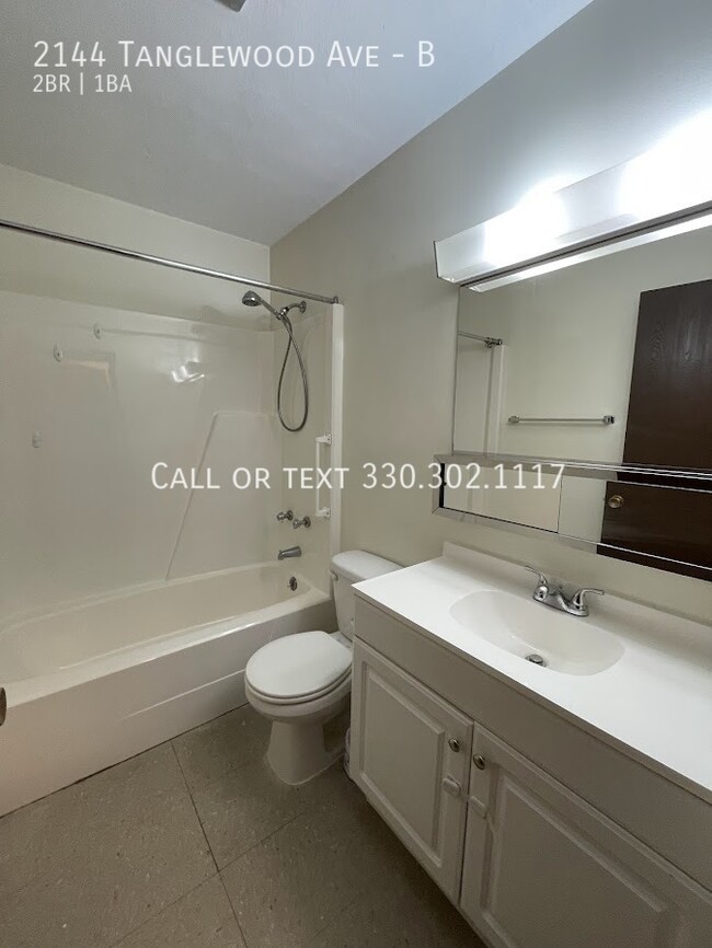 Building Photo - Two bedroom one bathroom second level apar...