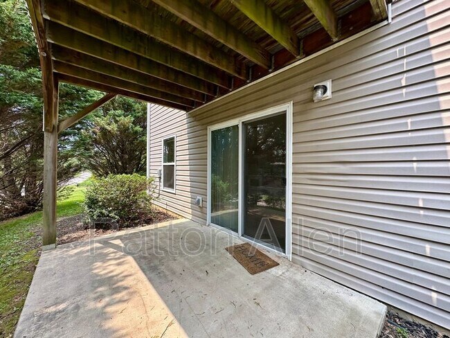 Building Photo - 2 Zell Ln