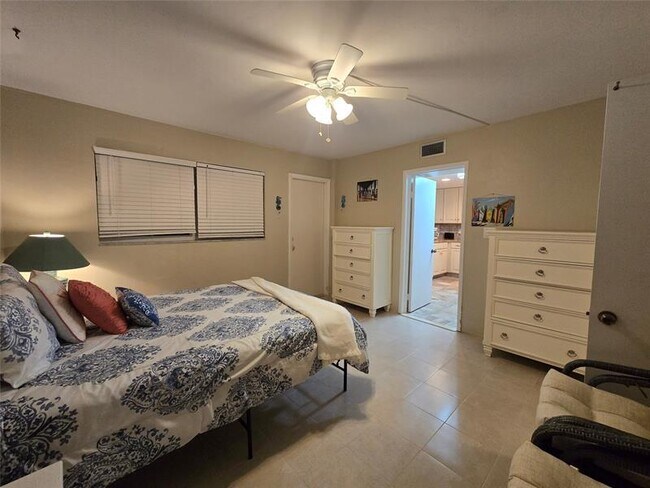 Building Photo - 1161 Hillsboro Mile