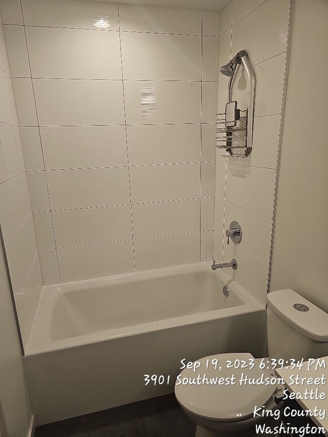 Building Photo - West Seattle townhome - 3 bedroom 3.5 bath...