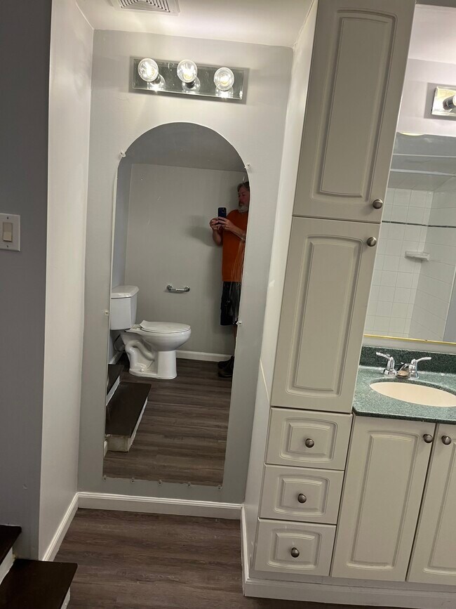 Building Photo - 220 N Bench St