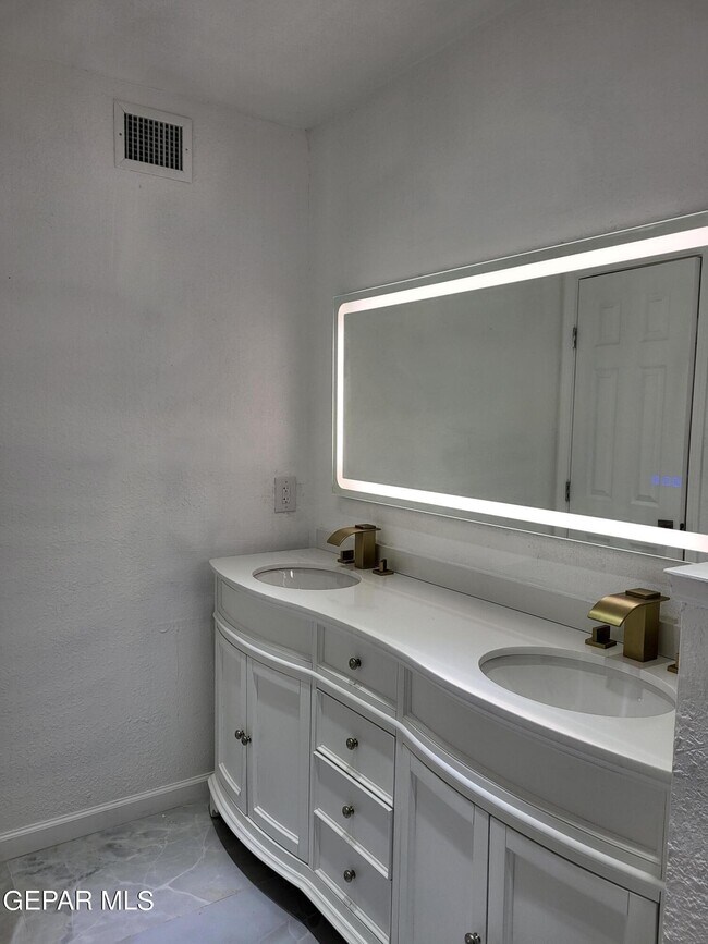 Building Photo - 806 Cortijo Dr