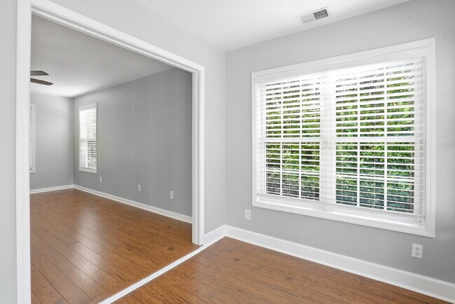 Building Photo - Bright and Airy Three Bedroom Home in Lake...