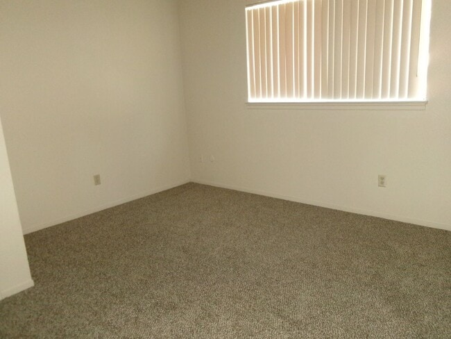 Building Photo - UPDATED 3 BEDROOM 2 BATH