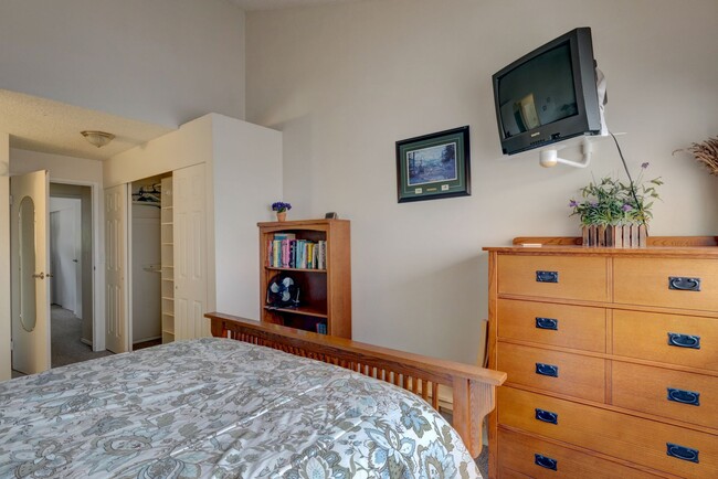 Building Photo - Fully Furnished 2 Bed 1 Bath Condo (Water/...