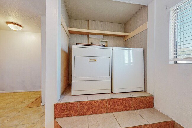 Building Photo - 2830 Floral Rd NW