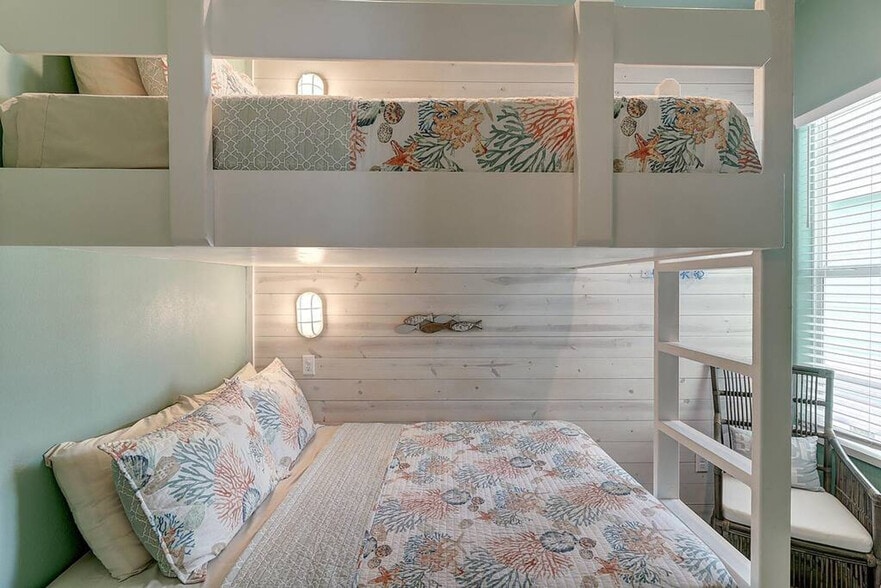 Building Photo - 1924 Eleventh Street-SI ID1023215P