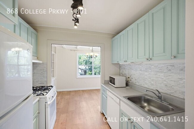 Building Photo - 868 College Pkwy