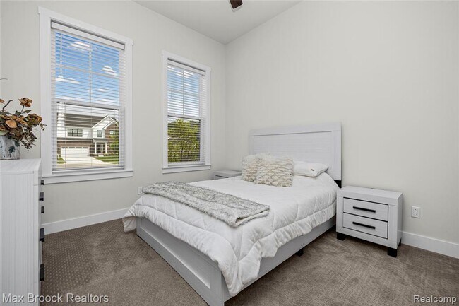Building Photo - 5636 Suffolk Ct