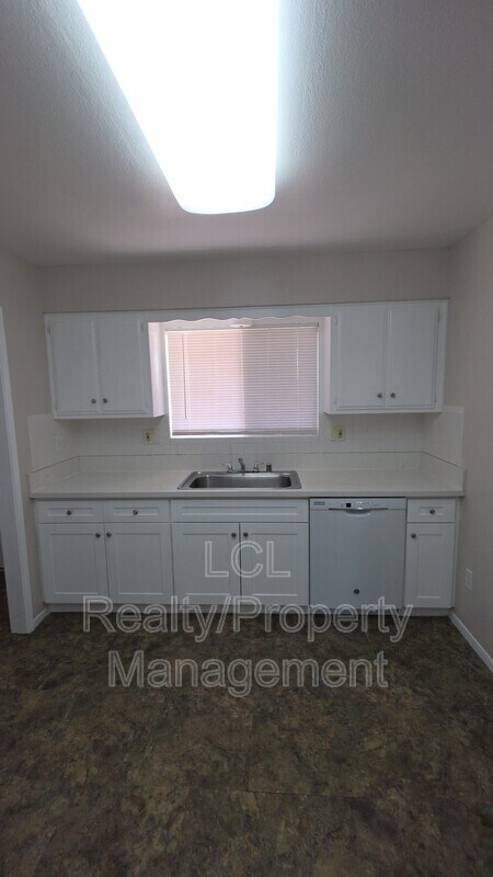 Building Photo - 27131 Pinehurst Rd