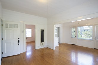 Building Photo - Stunning Upstairs 1BR in Downtown/Bankers Hill with Hardwood Flooring & Balcony!