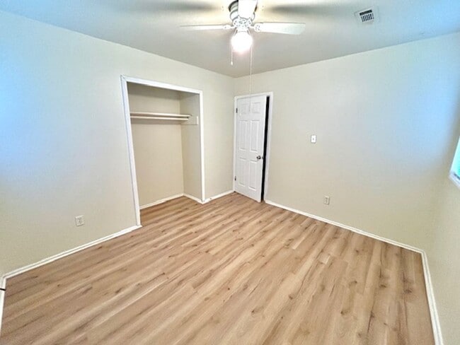 Building Photo - 2433 Shepherd Dr NW