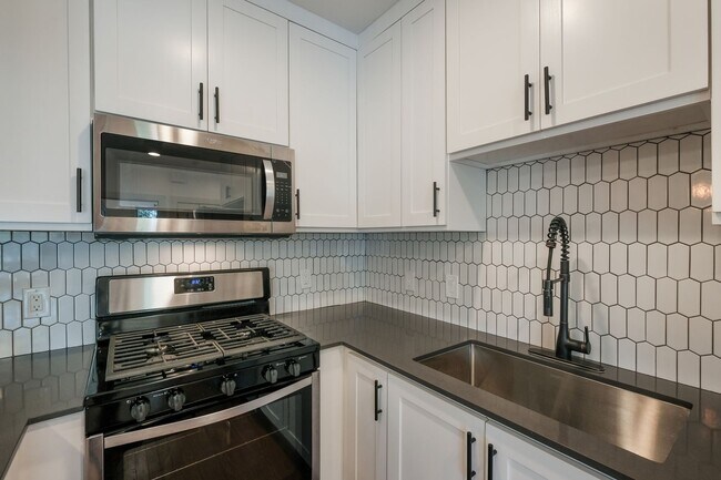 Building Photo - Historic Monte Vista Meets Modern Convenience