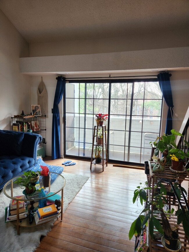 Building Photo - 1637 Carriage House Terrace