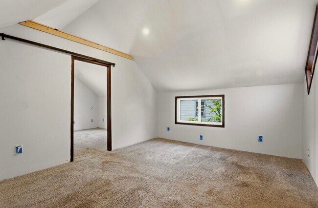 Building Photo - Charming 3-Bedroom Home with Fenced Yard!