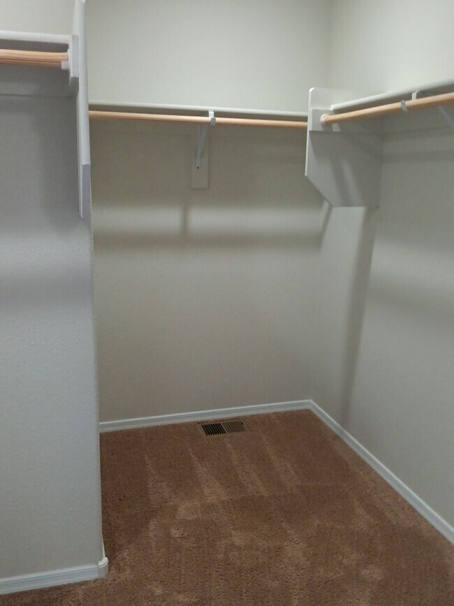 Building Photo - 4 Bedroom, 3 Bathroom! Lovely Home!