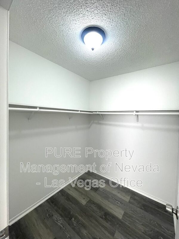 Building Photo - 1405 E Vegas Valley Dr