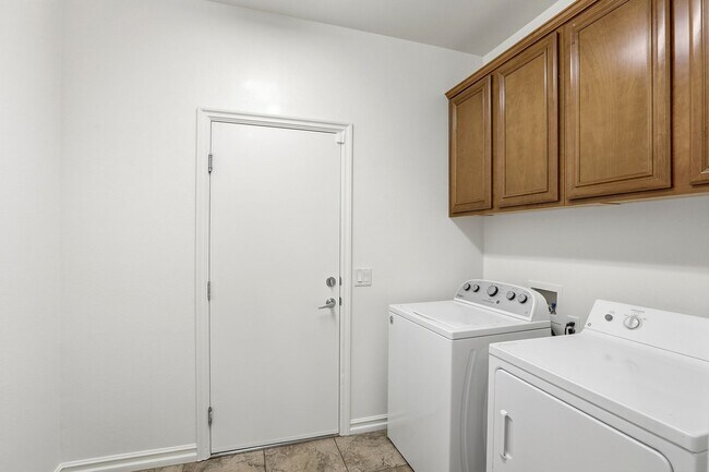 Building Photo - Single Story Stunner in Silverado Ranch!