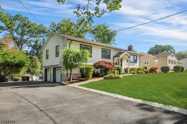 Building Photo - 11 Rande Dr