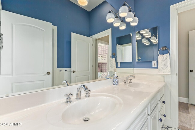 Building Photo - 326 W Loma Ln