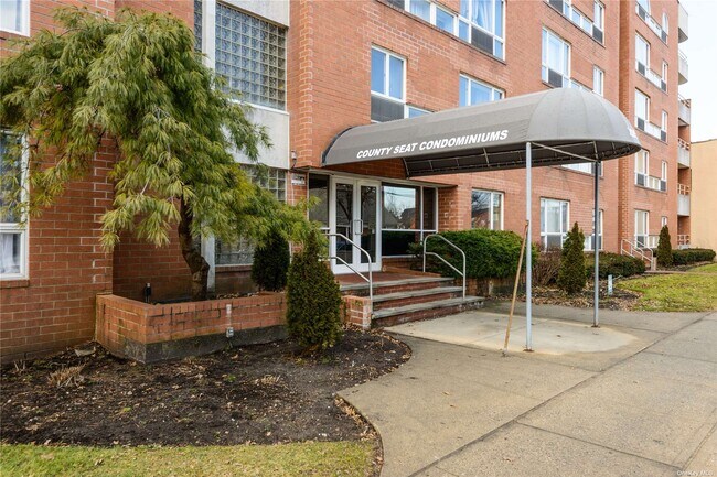 Primary Photo - 205 Mineola Blvd