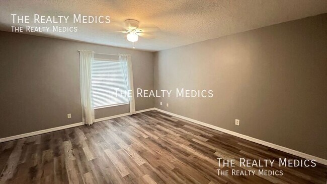 Building Photo - 895 Villa Dr