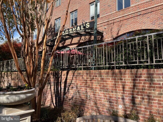 Building Photo - 3291 Sutton Pl NW