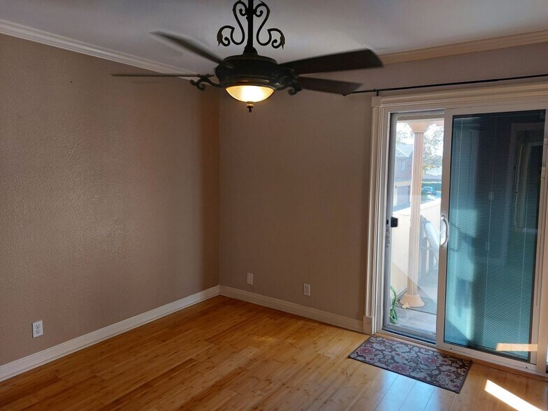 Building Photo - 927 S Downey Pl