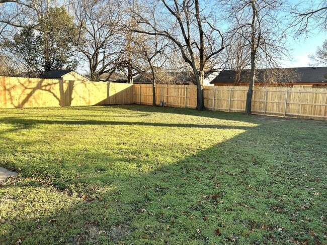 Building Photo - 2114 Allenhurst St