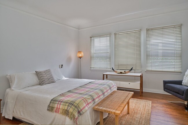 Building Photo - 1235 Hi Point St