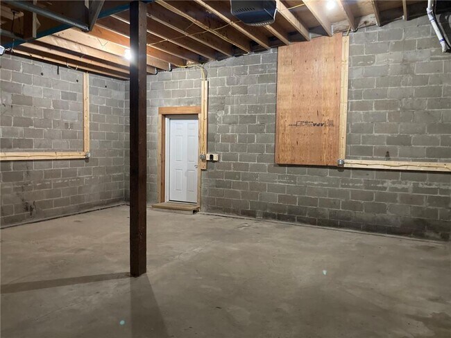 Building Photo - 219 6th St