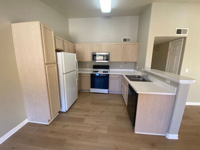 Building Photo - Nice 2 bedroom Condo right on the border o...