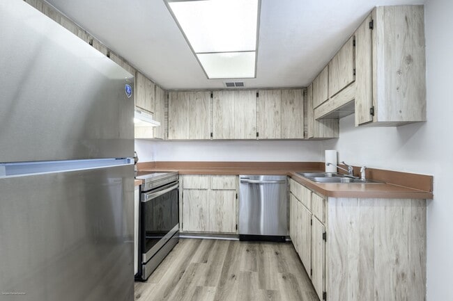 Building Photo - DRASTIC PRICE DROP!!  PRIME LOCATION