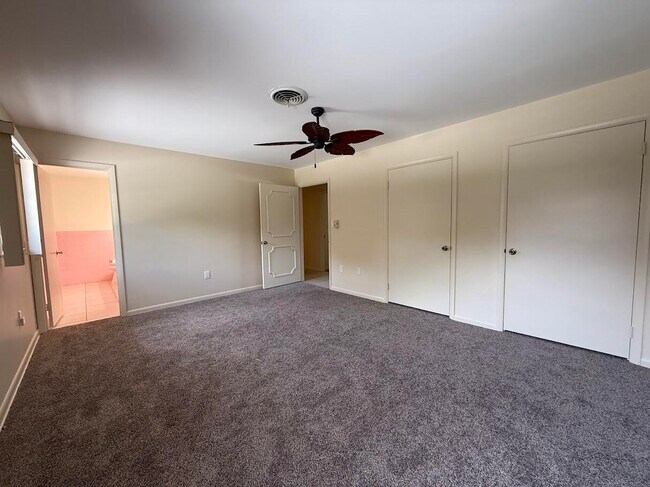 Building Photo - 4007 Greenwood Dr