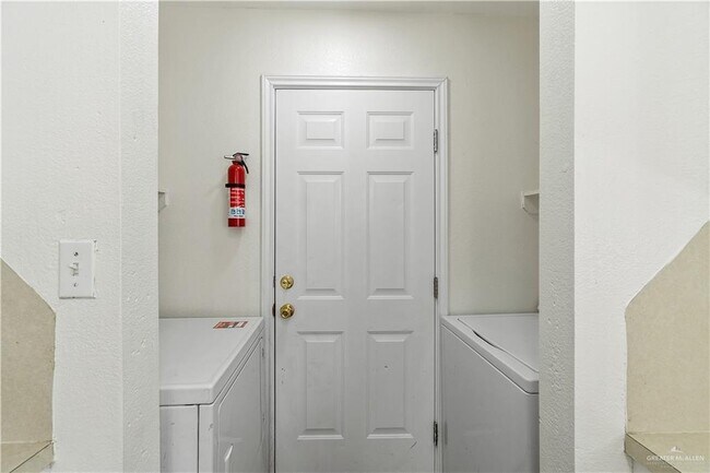 Building Photo - 22 S Casa Linda St