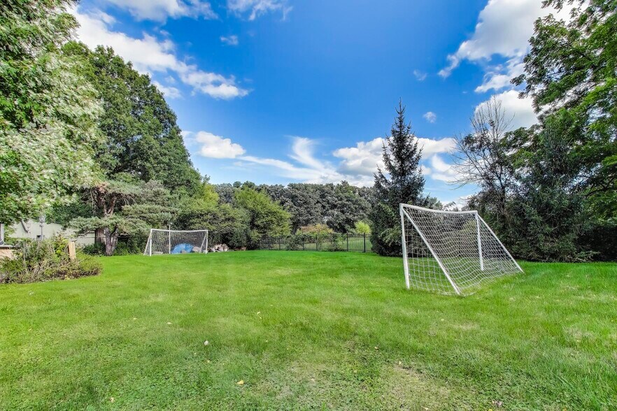 Building Photo - 23W711 Hobson Rd