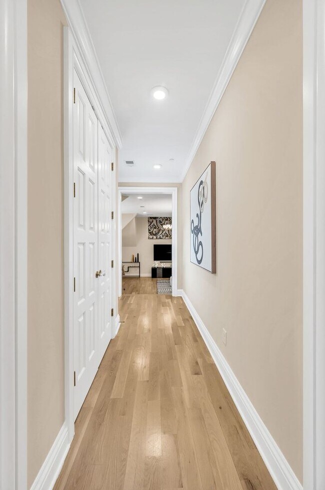 Building Photo - Franklin Gem Walking Distance to Downtown!