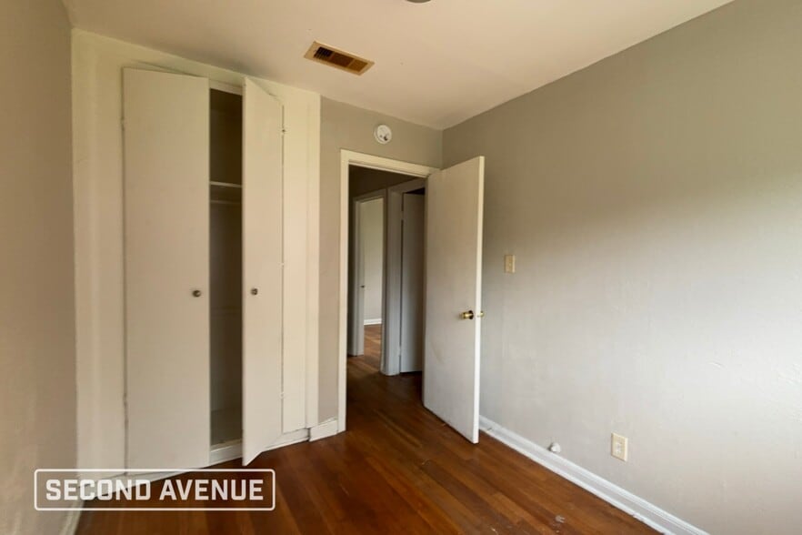 Building Photo - 1006 Valerie Ave