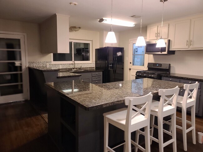 Building Photo - 4319 Benning Dr