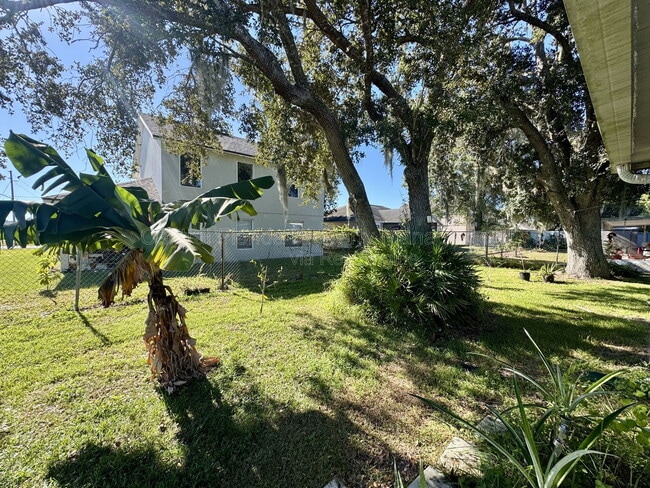 Building Photo - 402 Lark Ct